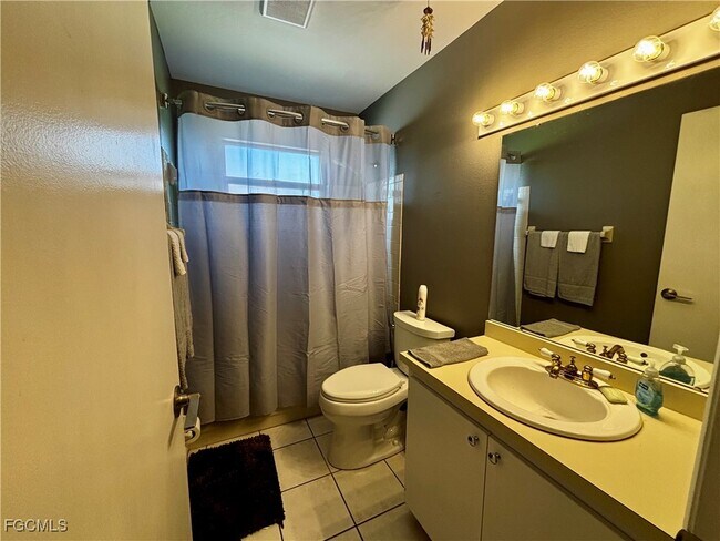 7008 Constitution Blvd in Ft. Myers, FL - Foto de edificio - Building Photo