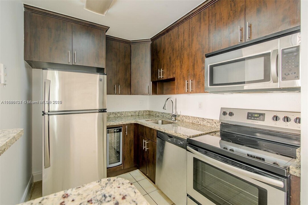 7130 NW 179th St in Hialeah, FL - Building Photo
