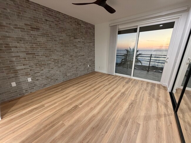 111 Tamarack Ave, Unit 305 in Carlsbad, CA - Foto de edificio - Building Photo