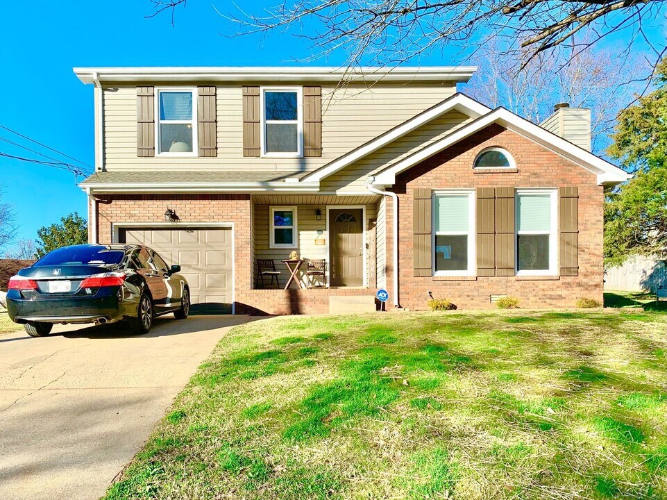 221 Sherwood Hills Dr in Clarksville, TN - Building Photo