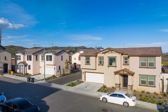 Ashland Springs in Lake Elsinore, CA - Foto de edificio - Building Photo