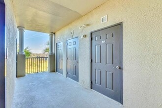 17510 Gawthrop Dr, Unit 404 in Bradenton, FL - Building Photo - Building Photo