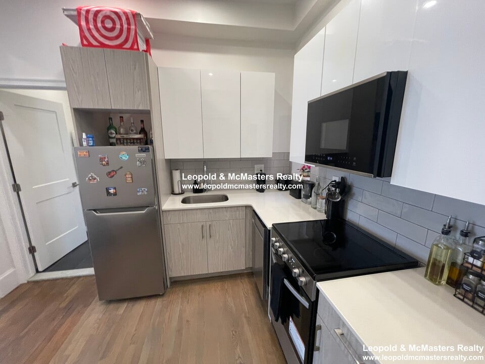 107 Queensberry St, Unit 14 in Boston, MA - Building Photo