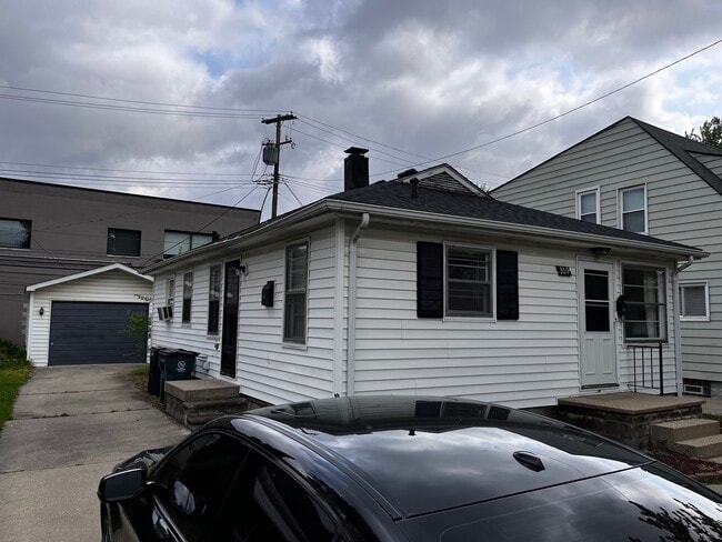 329 E 5th St in Royal Oak, MI - Building Photo - Building Photo