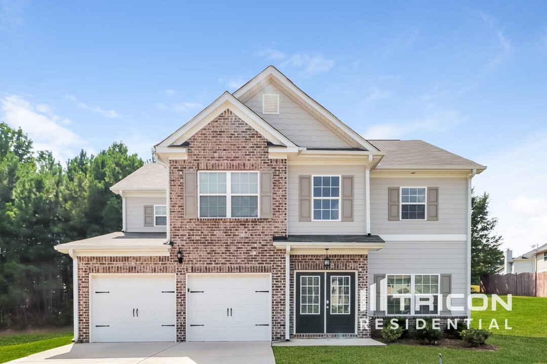 5701 Pahaska Ct in Ellenwood, GA - Building Photo
