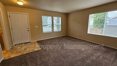 2369 SW Siskin Cir in Port Orchard, WA - Building Photo - Building Photo