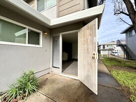 9029 Casals St in Sacramento, CA - Building Photo
