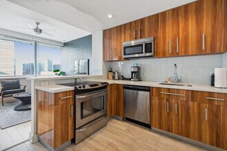 925 Common St in New Orleans, LA - Foto de edificio - Building Photo