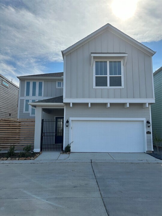 2418 Yacht Hbr Dr in Clear Lake Shores, TX - Building Photo