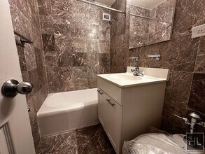 East 79th Street in New York, NY - Foto de edificio - Building Photo