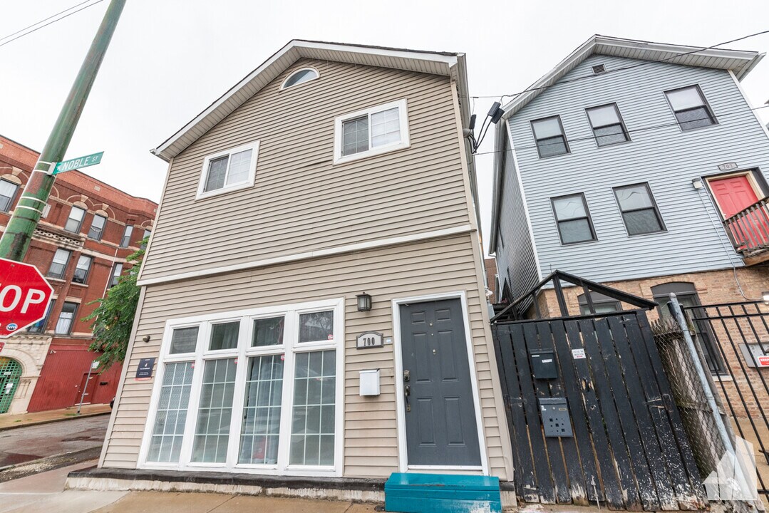 700 N Noble St in Chicago, IL - Building Photo