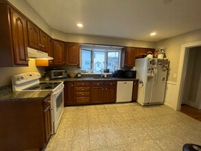 21 McLean St in South Portland, ME - Foto de edificio - Building Photo