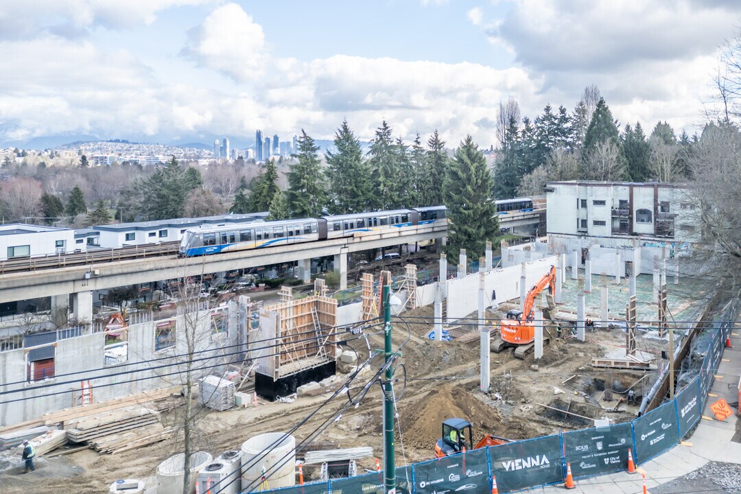 Vienna House in Vancouver, BC - Building Photo