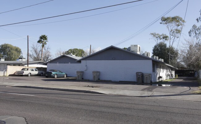 7301-7305 N 35th Ave in Phoenix, AZ - Foto de edificio - Building Photo