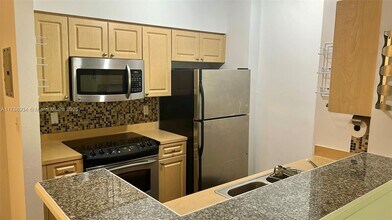 6831 SW 44th St in Miami, FL - Building Photo - Building Photo