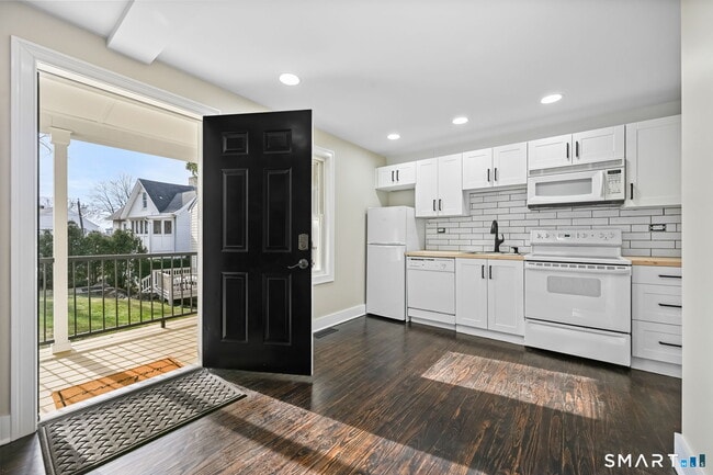 2 Sherman Ave in Greenwich, CT - Building Photo - Building Photo