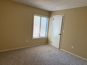 20 Woodsedge Dr in Newington, CT - Building Photo - Building Photo