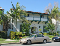 137 S Roxbury Dr in Beverly Hills, CA - Foto de edificio - Building Photo