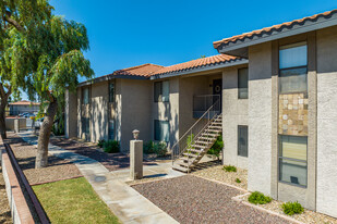 La Tierra Apartments in Tempe, AZ - Foto de edificio - Building Photo