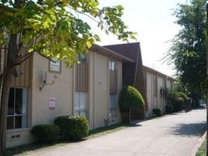 Esperanza Apartments in Dallas, TX - Building Photo - Building Photo