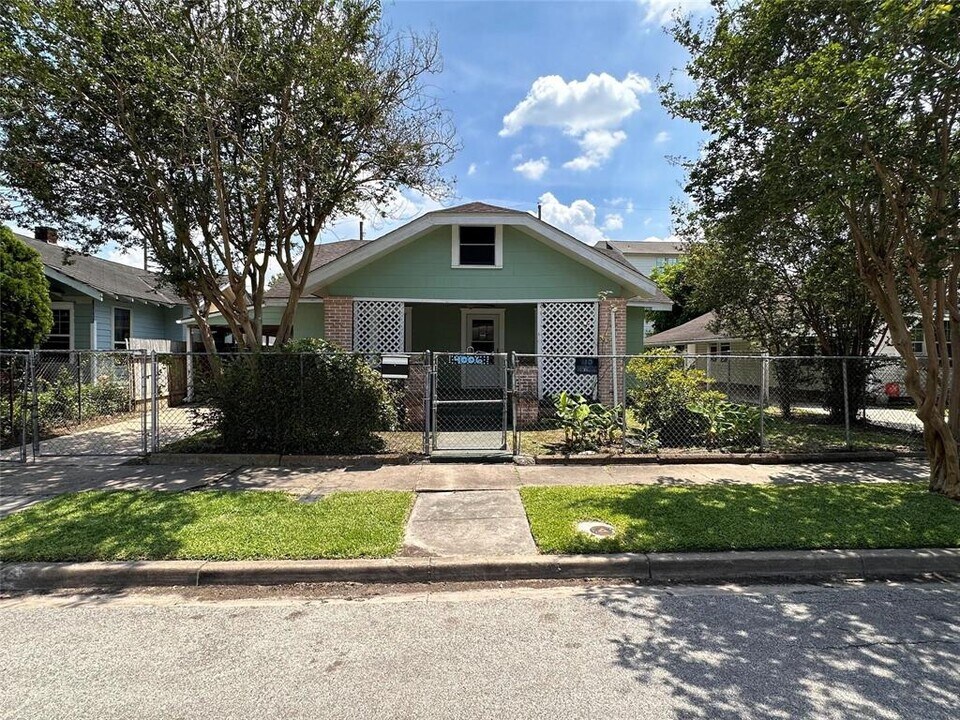 4006 Woodleigh St in Houston, TX - Building Photo