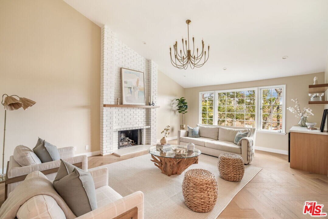 17481 Tramonto Dr in Los Angeles, CA - Building Photo