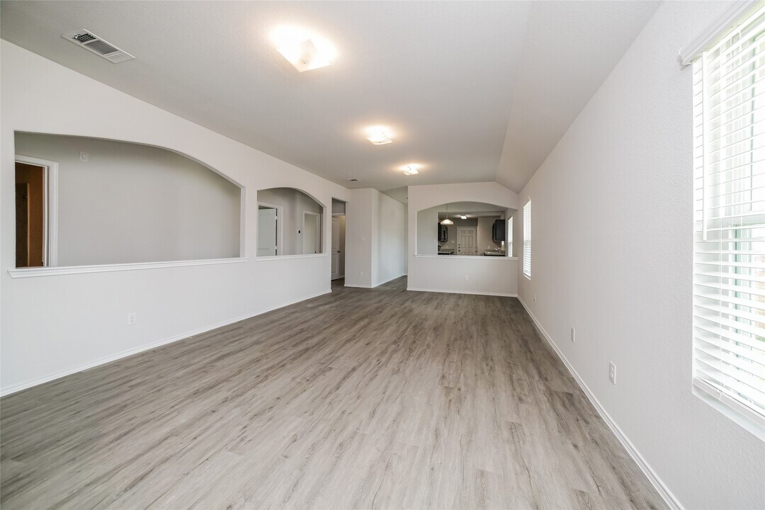 416 Brushback Dr in Huntsville, TX - Foto de edificio