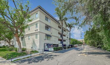 17735 Kinzie St in Los Angeles, CA - Building Photo - Building Photo