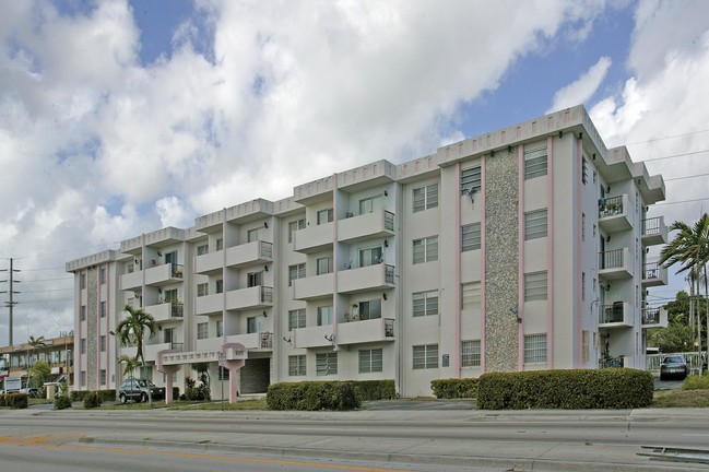 Granada Plaza in Miami, FL - Building Photo - Building Photo