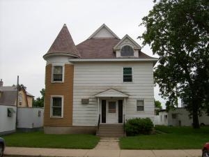 406 NE 2nd Ave in Watertown, SD - Building Photo