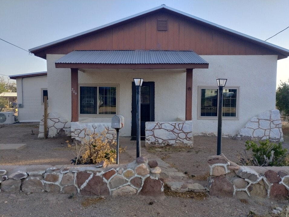 309 Hilltop St in Socorro, NM - Building Photo