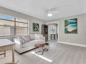 318-320-320 Walnut St in Hollywood, FL - Building Photo