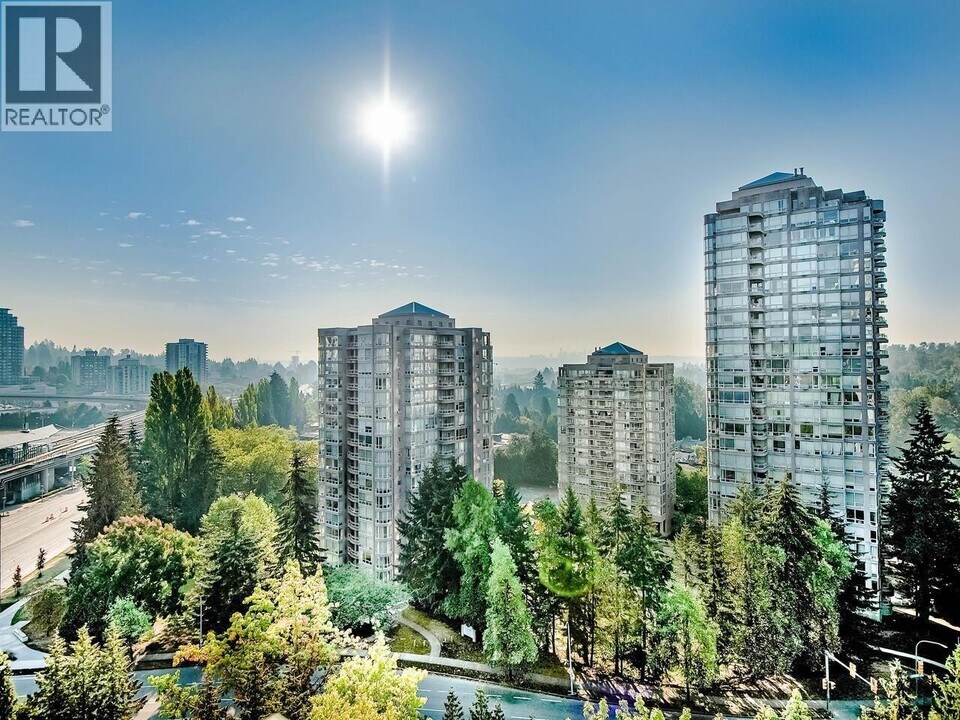 9521 Cardston Ct in Vancouver, BC - Building Photo