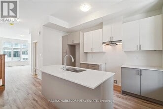 16 Tay Ln in Richmond Hill, ON - Building Photo - Building Photo