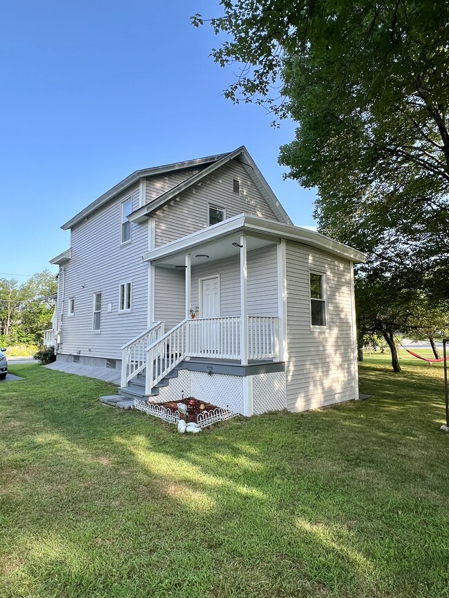 203 Hall St in Leominster, MA - Foto de edificio - Building Photo