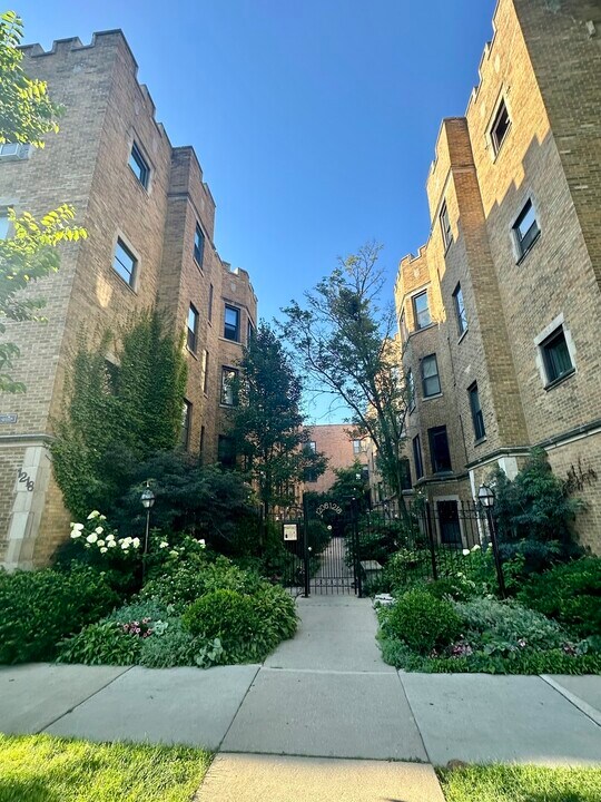 1214 W Jarvis Ave in Chicago, IL - Building Photo