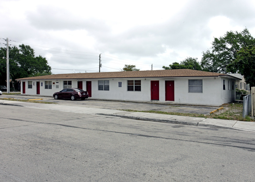 12675 NE 13th Ave in Miami, FL - Foto de edificio