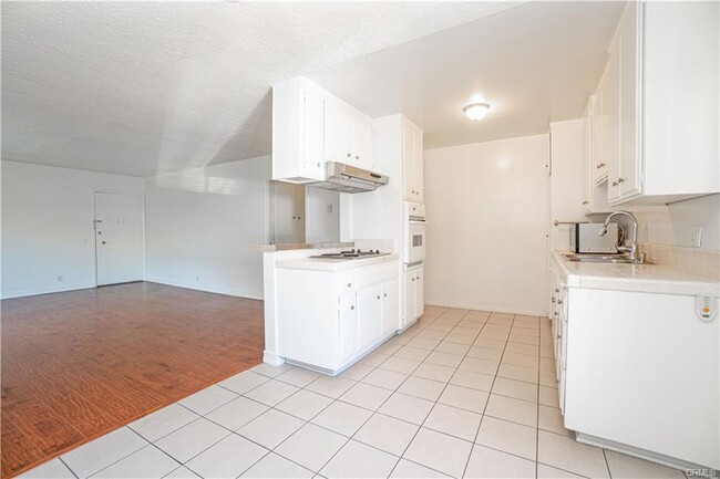 4924 Kester Ave, Unit 1 in Los Angeles, CA - Foto de edificio - Building Photo