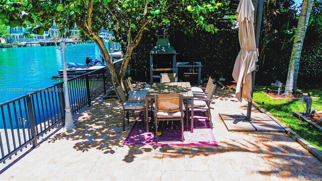 1325 Marseille Dr in Miami Beach, FL - Foto de edificio - Building Photo