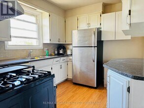 15 Collier Rd N in Thorold, ON - Building Photo - Building Photo