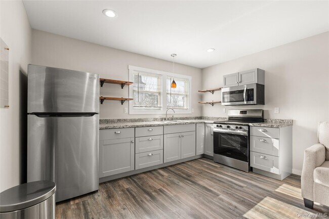 341 Main St-Unit -C in Islip, NY - Building Photo - Building Photo