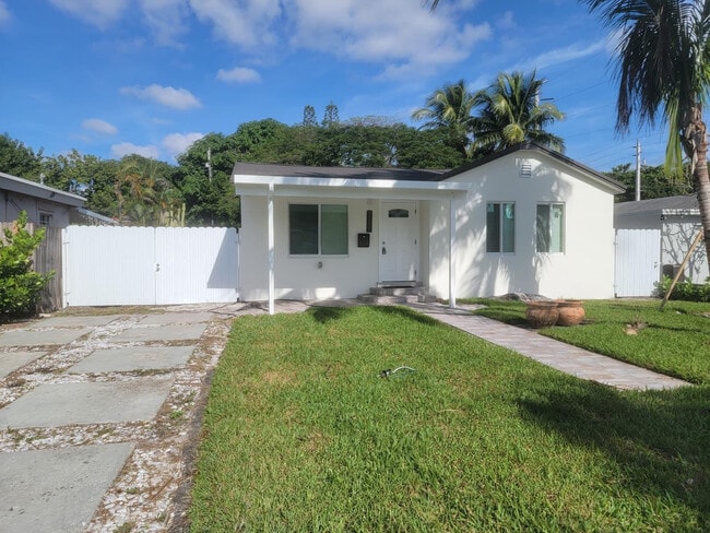 2207 Taft St in Hollywood, FL - Building Photo - Building Photo