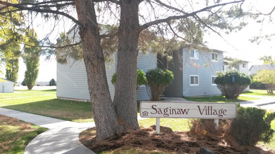 Saginaw Village in Hines, OR - Foto de edificio - Building Photo