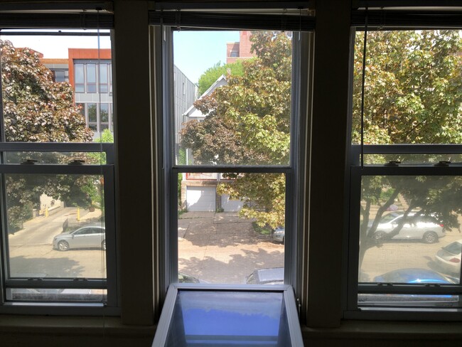 1527 N Jackson St, Unit Maison de Van Gogh - up3 in Milwaukee, WI - Building Photo - Building Photo