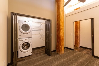 Spaghetti Works Apartments in Wichita, KS - Foto de edificio - Interior Photo