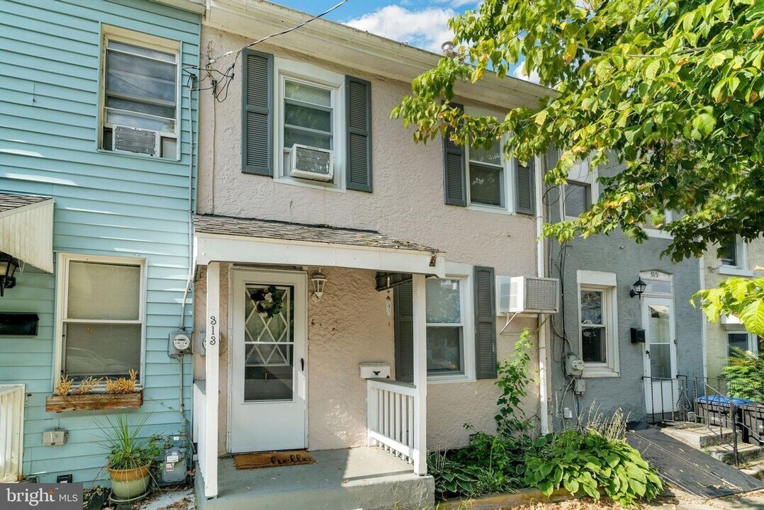 313 W 4th Ave in Conshohocken, PA - Building Photo