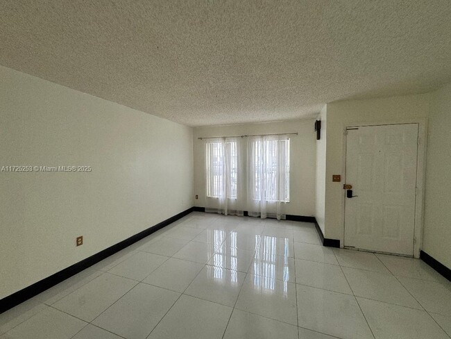 9189 Fontainebleau Blvd in Miami, FL - Building Photo - Building Photo