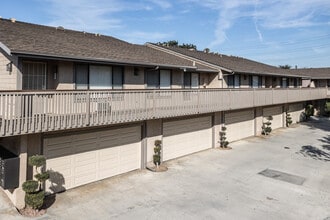 Nutwood Park Apartments in Anaheim, CA - Foto de edificio - Building Photo