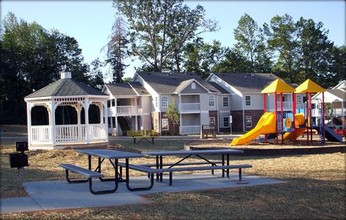 Pinecrest Apartments in Walkertown, NC - Foto de edificio - Building Photo