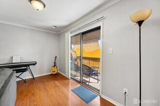 131 Beverly Hl Ter in Woodbridge Township, NJ - Foto de edificio - Building Photo